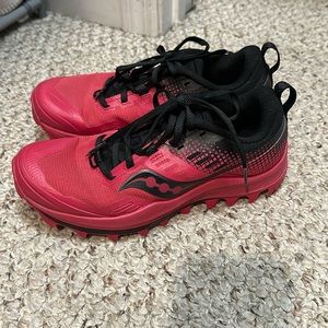🔥 Make an Offer!! 🍑 Size 7 Saucony Trail shoes; Color:Pink and Black; Like new